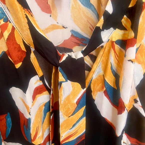 JLo sleeveless blouse 🌼🌺🌴GORGEOUS! - Picture 2 of 3